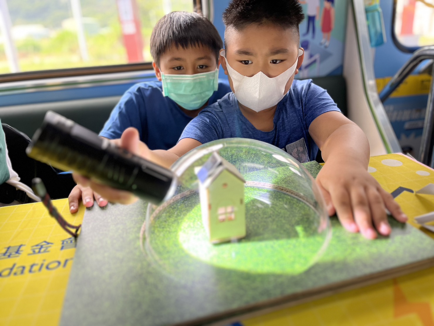 918博天堂參與基礎科學主題車廂，以STEAM教學精神，設計「逐日科學家」、「太陽能工程師」以及「淨零建築師」三大能源科普課程和實驗